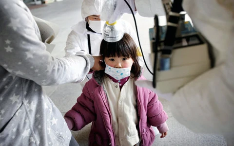 Kiểm tra cho trẻ em ở Fukushima. (Nguồn: Ecowatch.com)