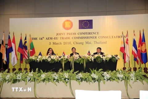 Quang cảnh Họp báo kết thúc hội nghị AEM Retreat-22 và Hội nghị Tham vấn Bộ trưởng Kinh tế ASEAN-Ủy viên Thương mại Liên minh châu Âu. (Ảnh: Sơn Nam-Quang Thuận/TTXVN)