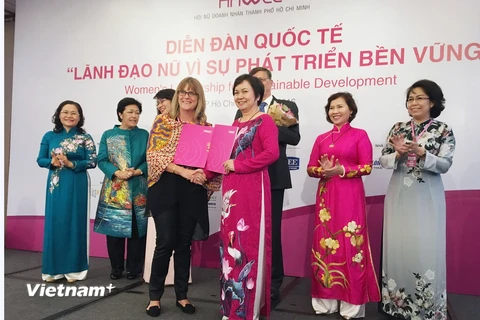 Đại diện Hội nữ doanh nhân Thành phố Hồ Chí Minh và Lãnh sự quán Australia. (Ảnh: Mỹ Phương/Vietnam+)