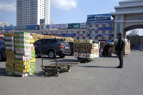 Hàng hóa xuất sang Triều Tiên tại một cửa khẩu gần biên giới ở thành phố Đan Đông, tỉnh Liêu Ninh, Trung Quốc hôm 11/4/2013. (Nguồn: AFP)