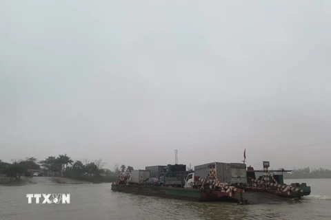 Lượng phương tiện qua đò, phà trên sông Kinh Môn tăng đột biến sau vụ tai nạn ở cầu An Thái. (Nguồn: TTXVN) 