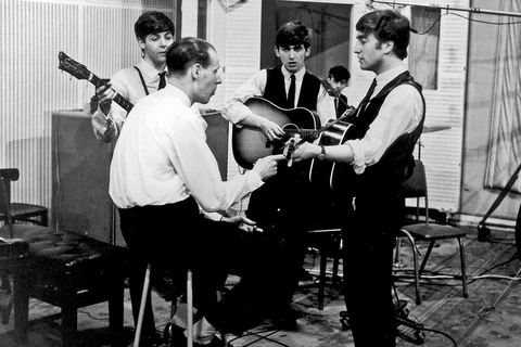 George Martin và The Beatles thu âm ca khúc 'From Me to You' năm 1962. (Nguồn: BBC/EMI Music)
