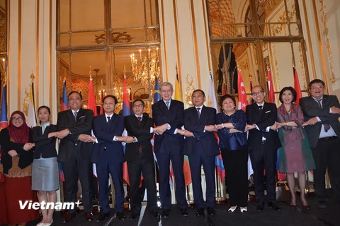 Đại diện Đại sứ quán các nước ASEAN tại Paris chụp ảnh kỷ niệm tại lễ ra mắt. (Ảnh: Bích Hà/Vietnam+)