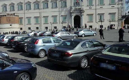 Một dãy xe công trước dinh Tổng thống Italy (Nguồn: Il Messaggero)