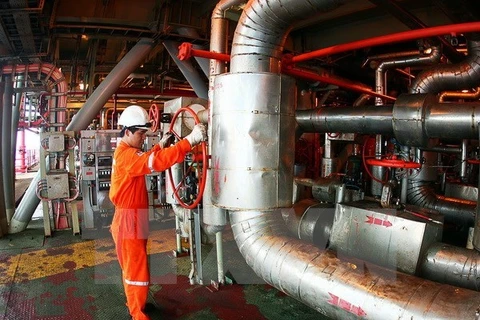 Vận hành hệ thống khai thác dầu thô tại mỏ Bạch Hổ thuộc Xí nghiệp Khai thác Dầu khí thuộc Liên doanh Việt Nga (Vietsovpetro). (Ảnh: Huy Hùng/TTXVN)