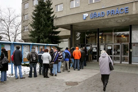 Người thất nghiệp xếp hàng đăng ký tìm việc tại Văn phòng Lao động Séc. (Nguồn: cijjournal.com)