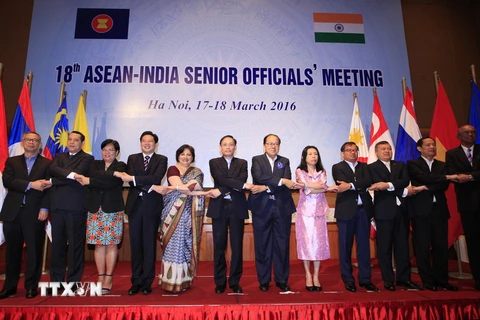Thứ trưởng Bộ Ngoại giao, Trưởng SOM Việt Nam Lê Hoài Trung (thứ 6 từ trái sang), Thứ trưởng Bộ Ngoại giao, Trưởng SOM Ấn Độ, bà Preeti Saran (thứ 5 từ trái sang) và các đại biểu chụp ảnh chung. (Ảnh: Thống Nhất/TTXVN)