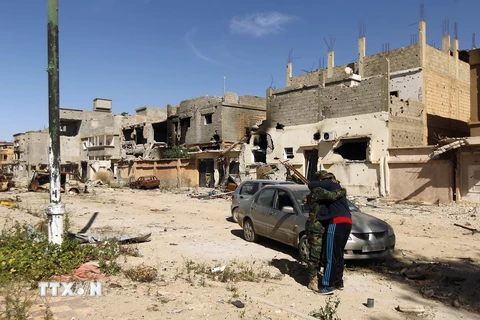 Các chiến binh trung thành với Chính phủ được quốc tế công nhận của Libya vui mừng khi Lithi được giải phóng ngày 24/2. (Nguồn: AFP/TTXVN)