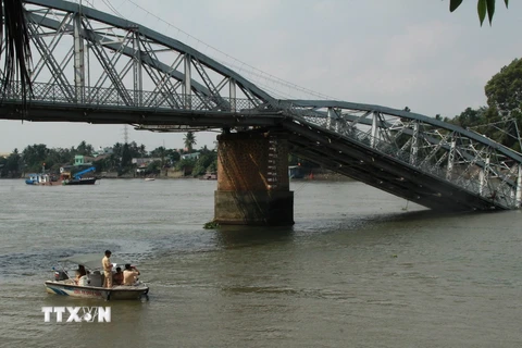 Triển khai thiết bị quét 3D dò lòng sông Đồng Nai nơi cầu Ghềnh bị sập. (Ảnh: Sỹ Tuyên/TTXVN)