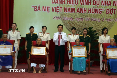 Các mẹ được phong tặng danh hiệu Bà mẹ Việt Nam Anh hùng. (Ảnh: Lê Sen/TTXVN)