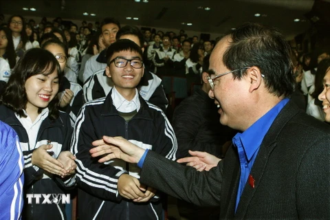 Chủ tịch Ủy ban Trung ương Mặt trận Tổ quốc Việt Nam Nguyễn Thiện Nhân với thanh niên tại buổi đối thoại. (Ảnh: Nguyễn Dân/TTXVN)