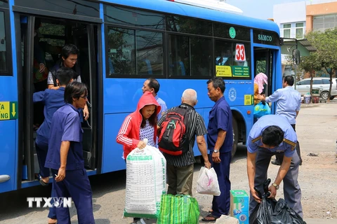 Nhân viên phục vụ tàu và làm việc tại ga Biên Hòa ra tận xe ôtô hỗ trợ và hướng dẫn hành khách sau vụ sập cầu Ghềnh. (Ảnh: Công Phong/TTXVN)