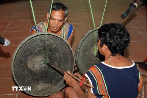 Hai nghệ nhân dân gian dân tộc Brâu ở huyện Ngọc Hồi (Kon Tum) đánh chiêng Tha trong các nghi lễ của dân tộc mình. (Ảnh: Trần Lê Lâm/TTXVN)