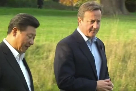 Thủ tướng Anh Cameron trao đổi với Chủ tịch Trung Quốc Tập Cận Bình. (Nguồn: BBC)