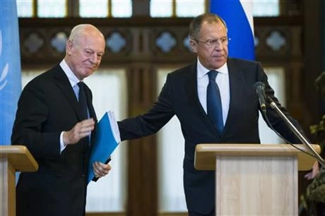 Đặc phái viên Liên hợp quốc phụ trách vấn đề Syria Staffan de Mistura (trái) và Ngoại trưởng Nga Sergei Lavrov. (Nguồn: bigstory.ap.org)