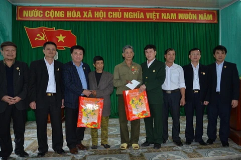 Đại diện đoàn công tác trao tặng quà cho 2 đối tượng chính sách ở xã Thuận Hòa, huyện Vị Xuyên.