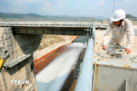 Công nhân Công ty thủy điện Kanak-An Khê vận hành xả nước qua đập Kanak với lưu lượng 20m3/s. (Ảnh: Ngọc Hà/TTXVN)