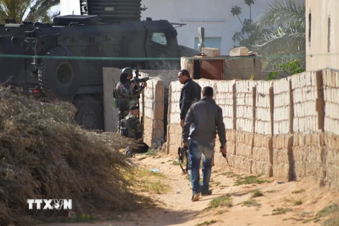 Lực lượng đặc nhiệm Tunisia trong chiến dịch truy quét phiến quân tại Ben Guerdane, gần biên giới Libya ngày 19/3. (Nguồn: AFP/TTXVN)