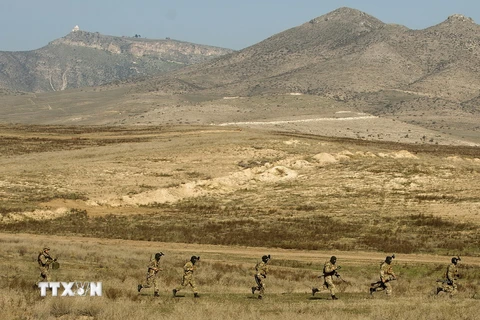 Lực lượng vũ trang Nagorny Karabakh và Armenia tập trận chung trong đợt huấn luyện trên bộ ở thị trấn Tigranakert thuộc Karabakh ngày 14/11/2014. (Nguồn: AFP/TTXVN)