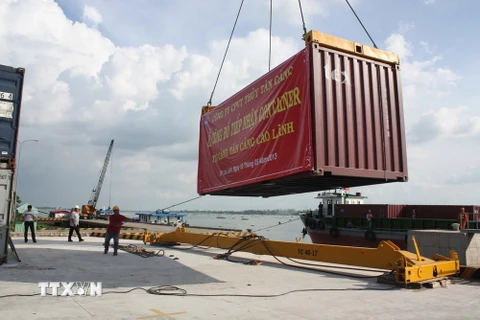 Bốc xếp hàng container tại Tân cảng Cao Lãnh. (Ảnh minh họa: Văn Trí/TTXVN)