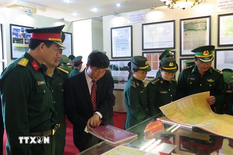 Khách tham quan Triển lãm bản đồ và trưng bày tư liệu 'Hoàng Sa, Trường Sa của Việt Nam - Những bằng chứng lịch sử và pháp lý.' (Nguồn: TTXVN)