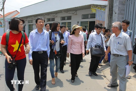 Bộ trưởng Nguyễn Thị Kim Tiến kiểm tra công tác phòng chống dịch virus Zika tại khu vực bệnh nhân cư trú. (Ảnh: Phương Vy/TTXVN)