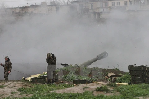 Quân nhân Armenia thuộc Lực lượng phòng vệ khu vực Nagorny Karabakh bắn đạn pháo về phía lực lượng Azerbaijan từ tiền đồn ở thị trấn Martakert ngày 3/4. (Nguồn: AFP/TTXVN)