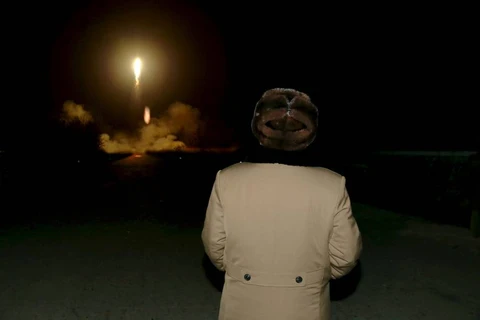 Nhà lãnh đạo Triều Tiên Kim Jong-un quan sát một tên lửa được phóng từ một địa điểm chưa được xác định. (Nguồn: KCNA/Reuters)