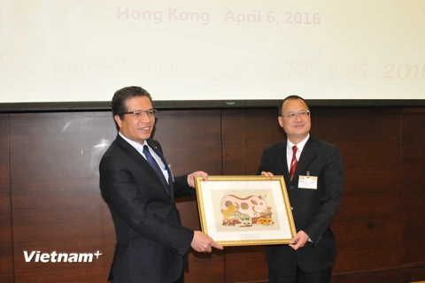 Đại sứ Đặng Minh Khôi trao quà lưu niệm cho Chủ tịch Thương hội Hong Kong-Việt Nam, Jonathan Choi. (Ảnh: Xuân Tuấn-Đức Nam-Mỹ Anh/​Vietnam+)