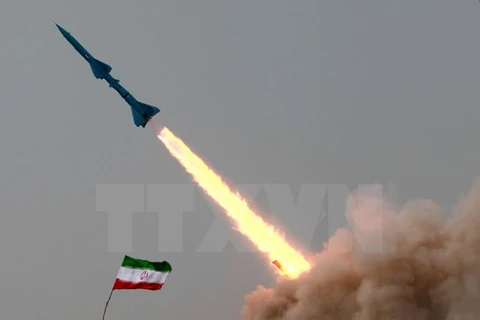 Iran phóng thử tên lửa trong cuộc tập trận. (Nguồn: AFP/TTXVN)