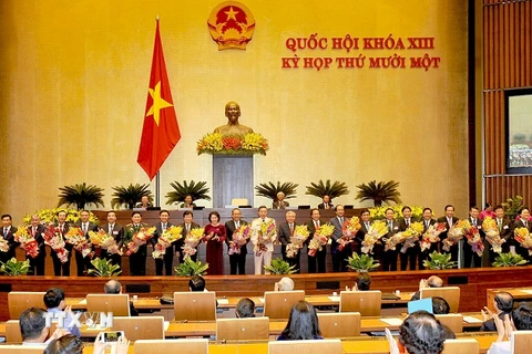 Chủ tịch Quốc hội Nguyễn Thị Kim Ngân tặng hoa chúc mừng các Phó Thủ tướng, Bộ trưởng và thành viên khác của Chính phủ vừa được Quốc hội phê chuẩn. (Ảnh: Trọng Đức/TTXVN)