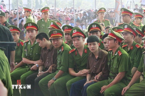 Các bị cáo trong vụ thảm án ở Bình Phước tại phiên tòa. (Ảnh: K GỬIH/TTXVN)