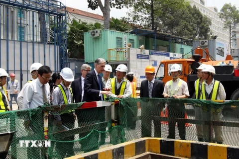 Bộ trưởng Ngoại giao Liên hiệp Vương quốc Anh và Bắc Ireland Philip Hammond đã đến thăm Nhà ga Nhà hát thành phố thuộc tuyến metro số 1 của hệ thống đường sắt đô thị Thành phố Hồ Chí Minh. (Nguồn: TTXVN)