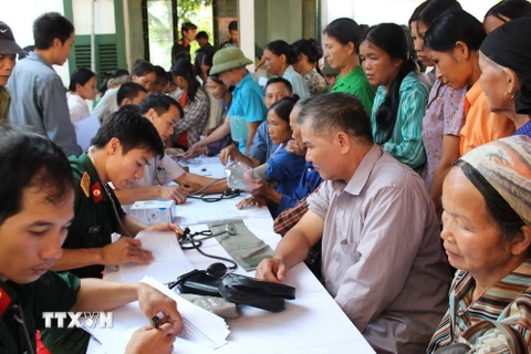 Các y, bác sỹ quân đội tham khám bệnh cho bà con nhân dân xã Kiên Đài, huyện Chiêm Hóa, tỉnh Tuyên Quang. (Ảnh: Vũ Viết Dương/TTXVN)