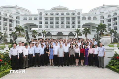 Tổng Bí thư Nguyễn Phú Trọng chụp ảnh chung cùng các đại biểu dự buổi làm việc với Ban Thường vụ và cán bộ chủ chốt tỉnh Quảng Ninh. (Ảnh: Trí Dũng/TTXVN)