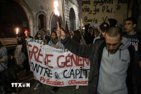 Người dân Pháp tham gia biểu tình tại thủ đô Paris ngày 14/4. (Nguồn: AFP/TTXVN)