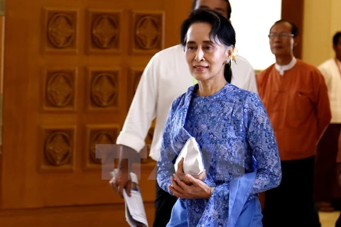 Bà Aung San Suu Kyi dự lễ tuyên thệ nhậm chức của tân Tổng thống và các Phó Tổng thống Myanmar tại Quốc hội ở Naypyitaw ngày 30/3. (Nguồn: THX/TTXVN)