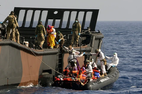 Cứu hộ một chiếc thuyền chở người di cư ở Libya. (Nguồn: theguardian.com)