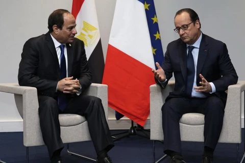 Tổng thống Pháp Francois Hollande (phải) và Tổng thống Ai Cập Abdel Fattah El-Sisi trong một cuộc gặp. (Nguồn: Reuters)