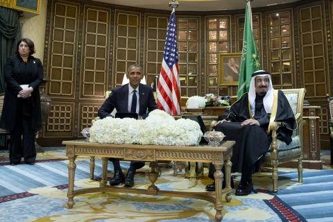 Tổng thống Mỹ (trái) và Quốc vương Saudi Arabia trong một cuộc gặp hồi năm 2015. (Nguồn: theatlantic.com)