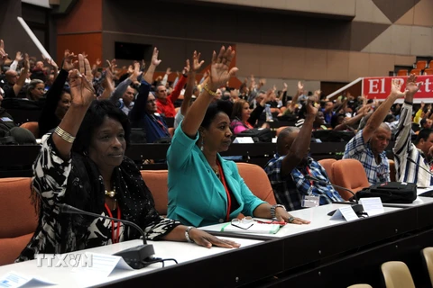 Các đại biểu biểu quyết tại phiên họp của Đại hội đại biểu toàn quốc lần thứ VII Đảng Cộng sản Cuba ở thủ đô La Habana ngày 17/4. (Nguồn: THX/TTXVN)