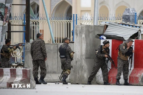 Lực lượng an ninh Afghanistan phong tỏa hiện trường vụ đánh bom ở Kabul ngày 19/4. (Nguồn: Reuters/TTXVN)