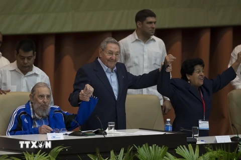 Lãnh tụ Cuba Fidel Castro và Bí thư thứ nhất Ban Chấp hành Trung ương Đảng, Chủ tịch Raul Castro tại phiên bế mạc Đại hội đại biểu toàn quốc Đảng Cộng sản Cuba lần thứ VII, ở La Habana ngày 19/4. (Nguồn: THX/TTXVN)