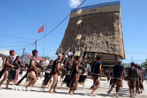 Người dân Kon Tum múa mừng khánh thành nhà rông. (Ảnh minh họa: Cao Nguyên/TTXVN) 
