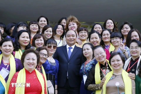 Thủ tướng Nguyễn Xuân Phúc với các nữ doanh nhân Việt Nam. (Ảnh: Thống Nhất/TTXVN)