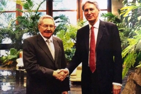 Chủ tịch Cuba Raul Castro và Ngoại trưởng Anh Anthony Hammond. (Nguồn: Twitter)