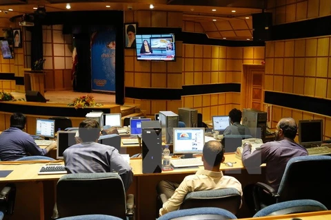 Các nhà báo Iran theo dõi kết quả bầu cử Quốc hội tại phòng báo chí trụ sở Bộ Nội vụ ở Tehran ngày 30/4. (Nguồn: AFP/ TTXVN)