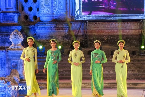 Trình diễn bộ sưu tập áo dài 'Duyên' của nhà thiết kế Thư-Ngân An. (Ảnh: Quốc Việt/TTXVN)