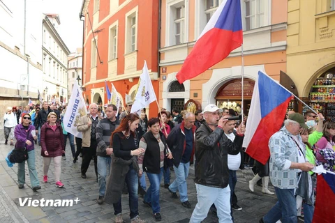 Cuộc biểu tình và diễu hành chống Hồi giáo ở Prague ngày 1/5. (Ảnh: Ngọc Mai/Vietnam+)