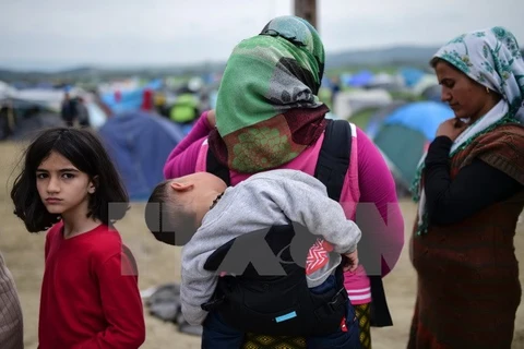 Người tị nạn và di cư bị mắc kẹt tại khu vực biên giới Hy Lạp-Macedonia. (Nguồn: AFP/TTXVN)